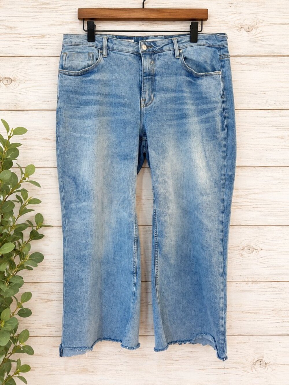 Vigoss Women’s Wide Leg Jeans Size 14 Light Wash Raw Hem Stretch Denim